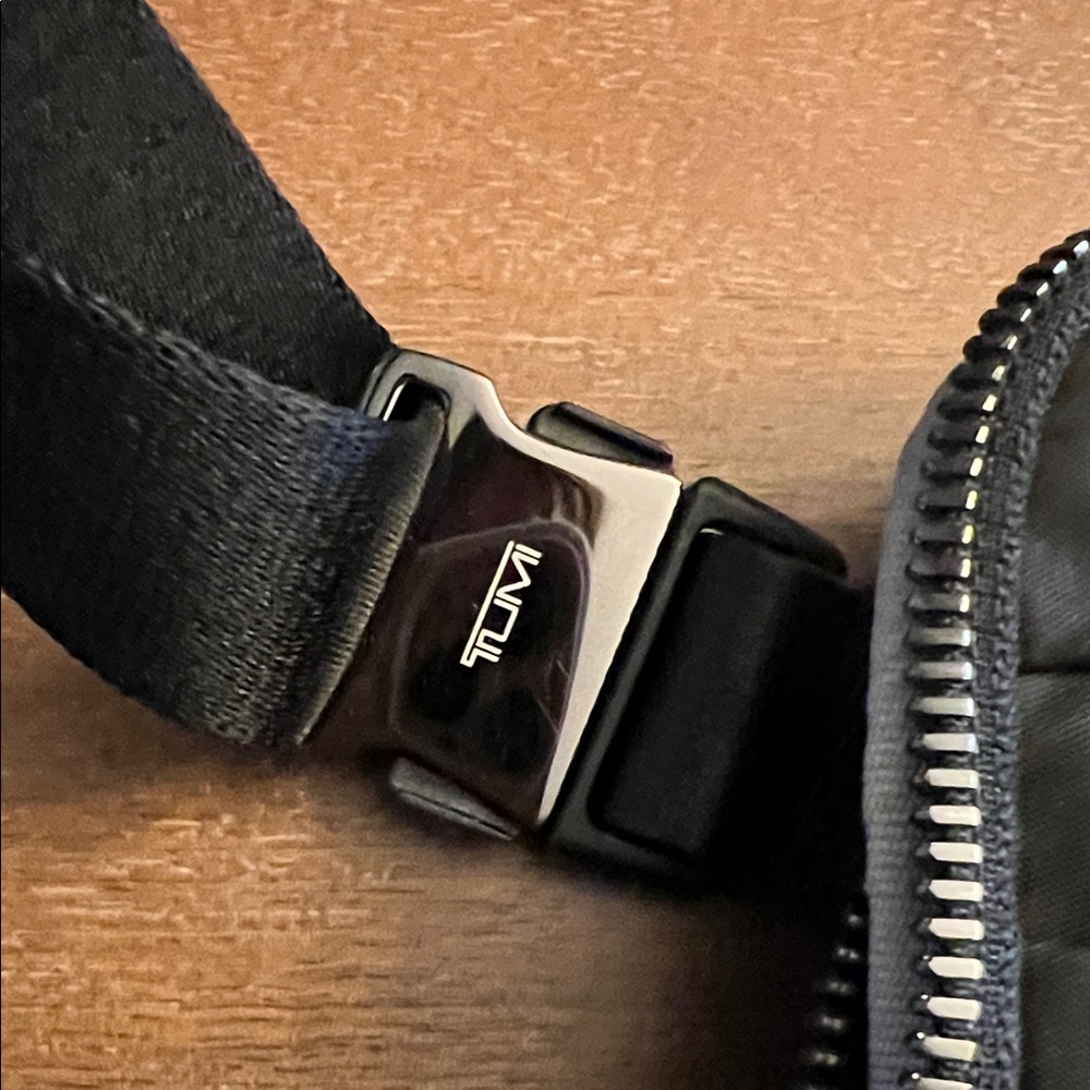 Tumi Black Belt Bag - Picture 3 of 8